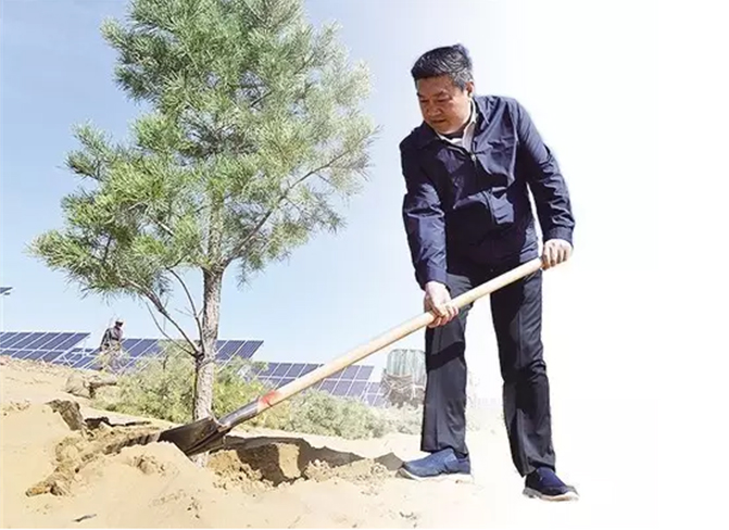 沙漠“愚公”王文彪.jpg